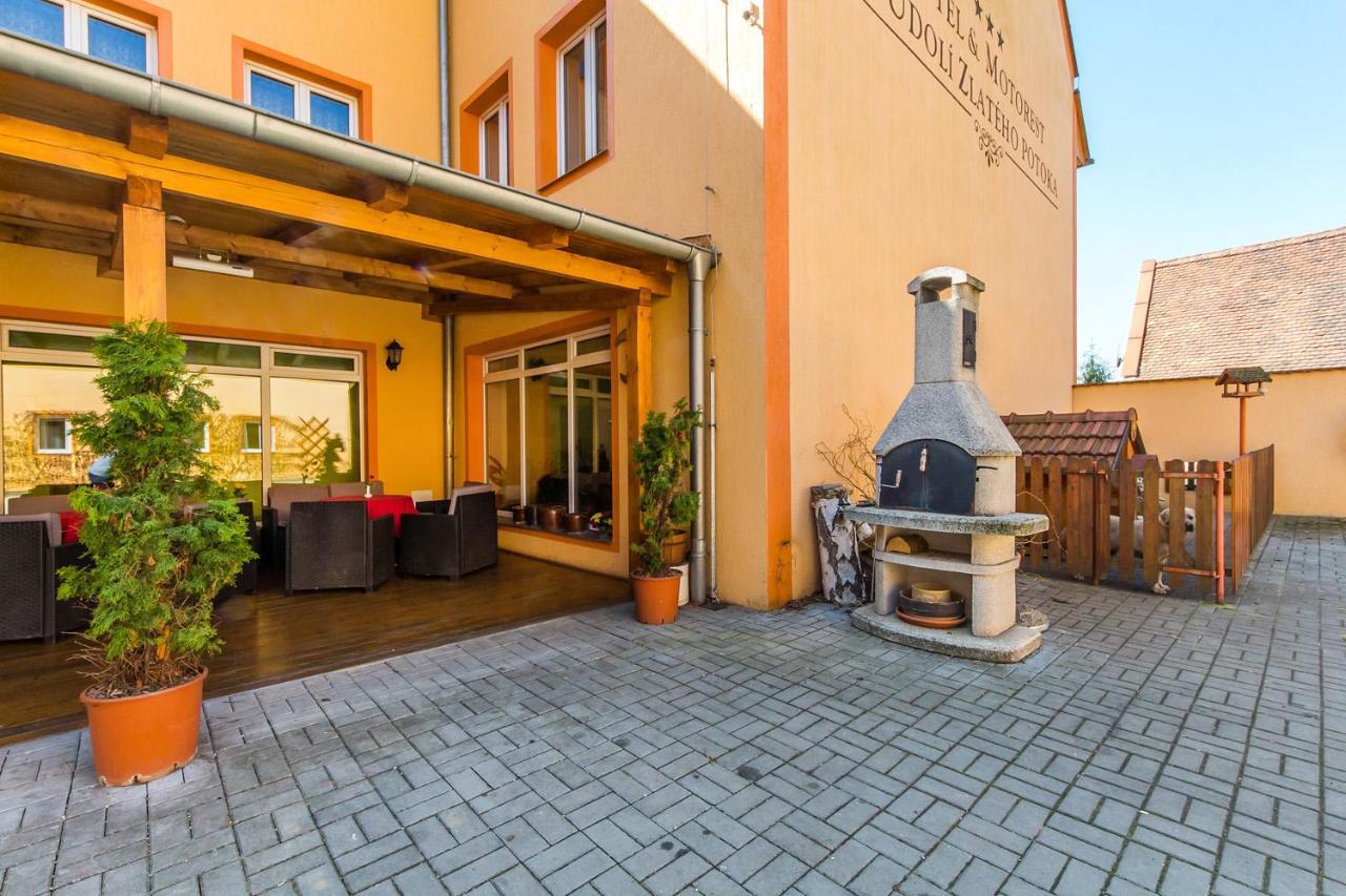 Hotel & Motorest V Udoli Zlateho Potoka Blsany Εξωτερικό φωτογραφία