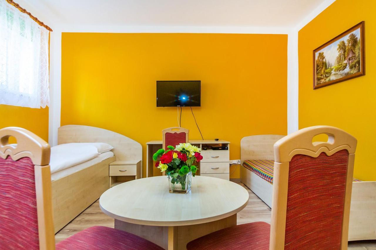 Hotel & Motorest V Udoli Zlateho Potoka Blsany Εξωτερικό φωτογραφία