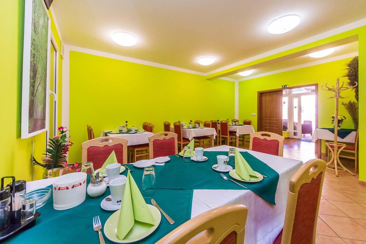 Hotel & Motorest V Udoli Zlateho Potoka Blsany Εξωτερικό φωτογραφία