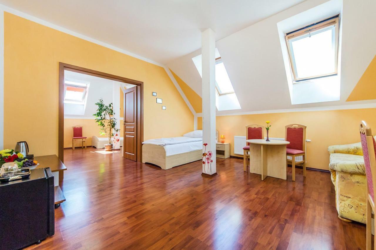 Hotel & Motorest V Udoli Zlateho Potoka Blsany Εξωτερικό φωτογραφία